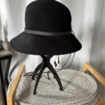 Thumbnail for Chapeau cloche Nine West noir 100 % laine – Neuf avec étiquettes (Prix d'origine : 68 $)