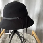 Thumbnail for Chapeau cloche Nine West noir 100 % laine – Neuf avec étiquettes (Prix d'origine : 68 $)