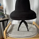 Featured thumbnail for Chapeau vintage 60s en feutre de laine "Doeskin" noir (Taille M / 22")