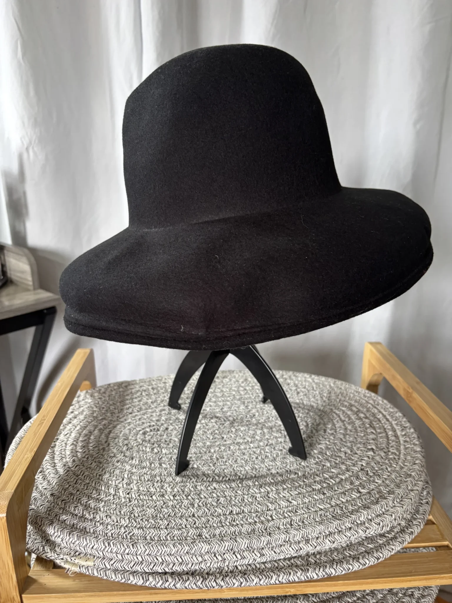 Image for Chapeau vintage 60s en feutre de laine "Doeskin" noir (Taille M / 22")