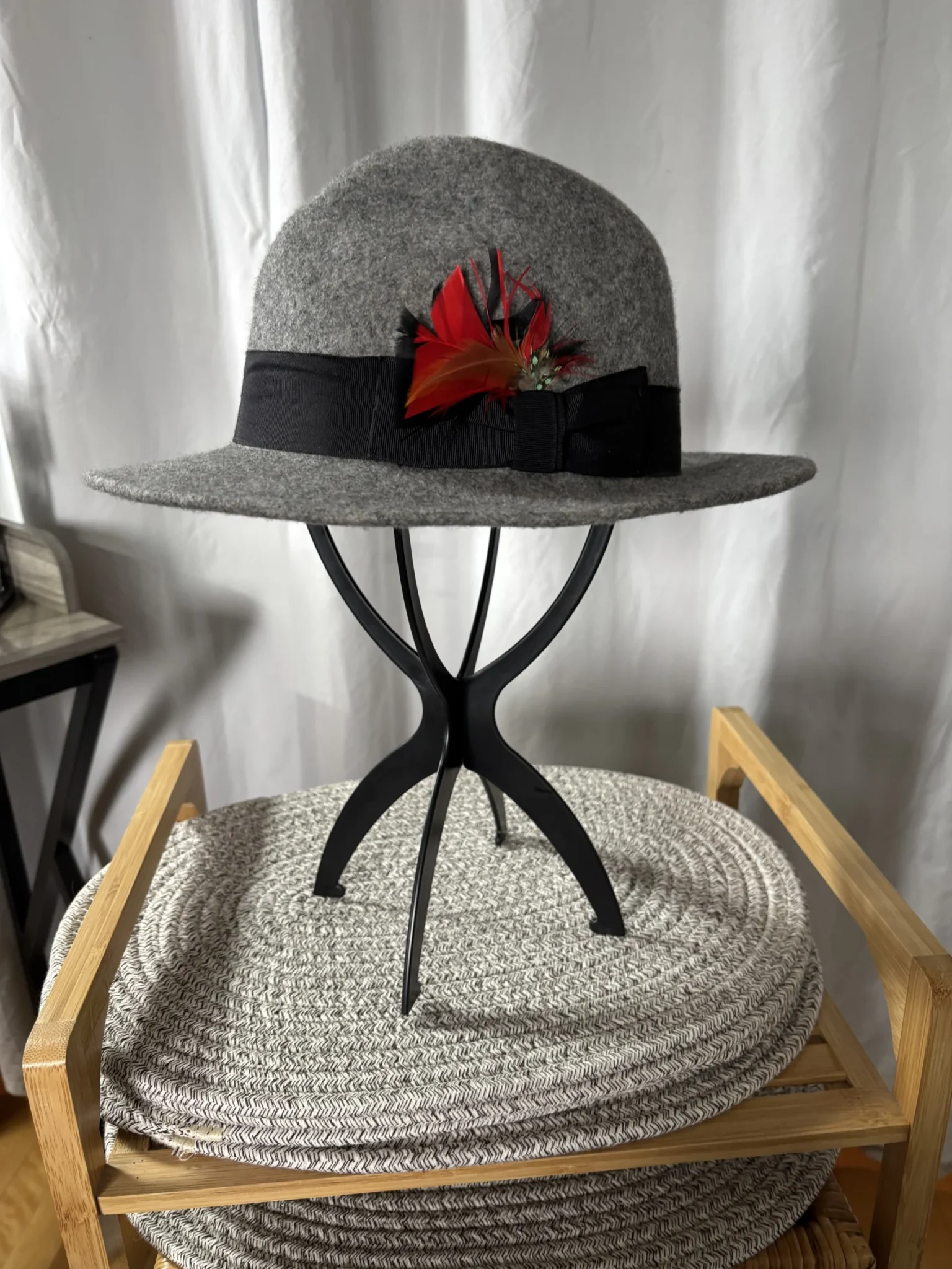 Featured image for Chapeau Fedora 100% Laine Parkhurst – Gris avec Plumes – Taille S (Petit)