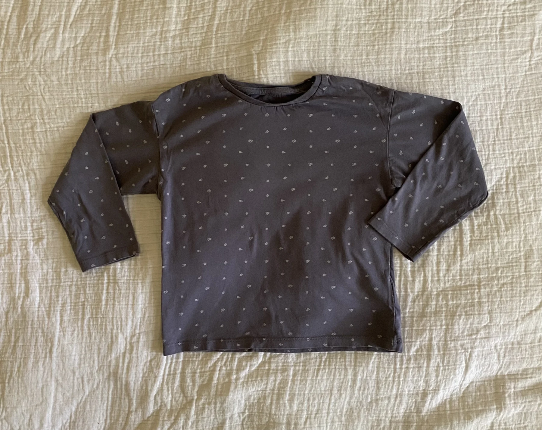 Chandail gris imprimé fleuris 4-6 ans H&M HM seconde main