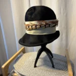 Featured thumbnail for Chapeau Cloche Vintage Années 60 - "Creation by André" - Feutre de Luxe "Soleil" Tchécoslovaque - Taille 21"