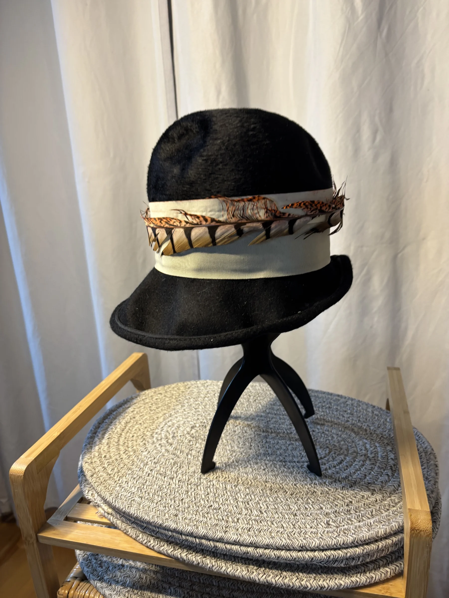 Chapeau Cloche Vintage Années 60 - "Creation by André" - Feutre de Luxe "Soleil" Tchécoslovaque - Taille 21" *Autre seconde main