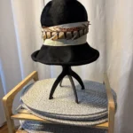 Thumbnail for Chapeau Cloche Vintage Années 60 - "Creation by André" - Feutre de Luxe "Soleil" Tchécoslovaque - Taille 21"