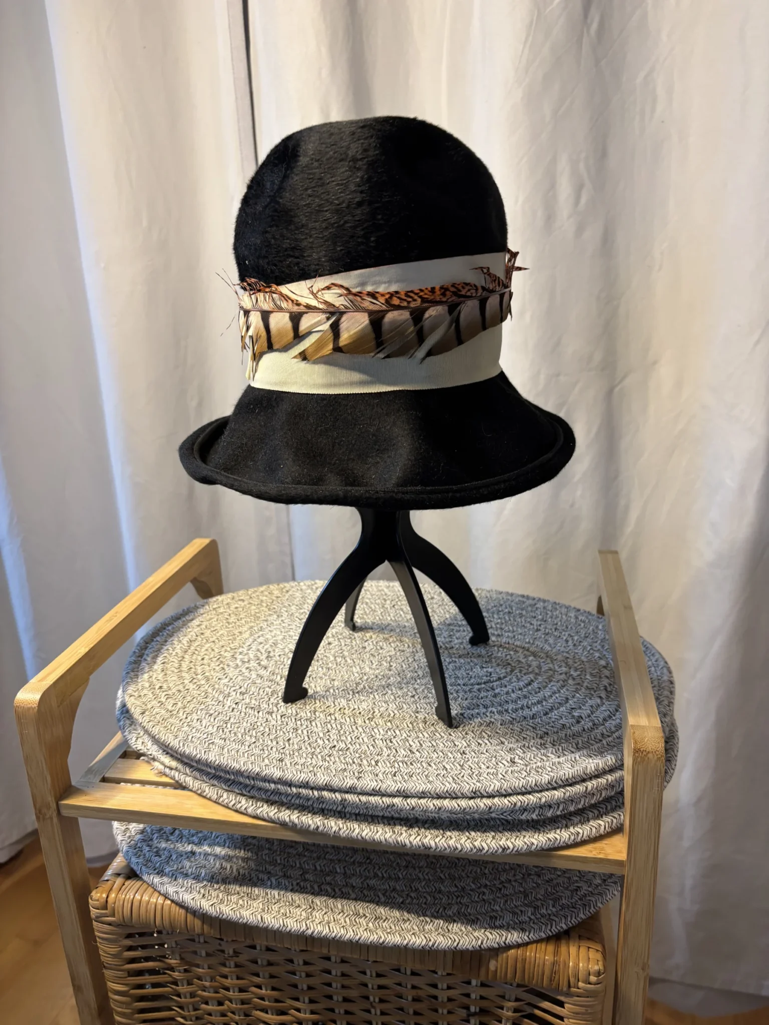 Image for Chapeau Cloche Vintage Années 60 - "Creation by André" - Feutre de Luxe "Soleil" Tchécoslovaque - Taille 21"