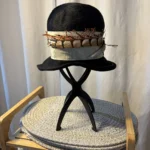 Thumbnail for Chapeau Cloche Vintage Années 60 - "Creation by André" - Feutre de Luxe "Soleil" Tchécoslovaque - Taille 21"