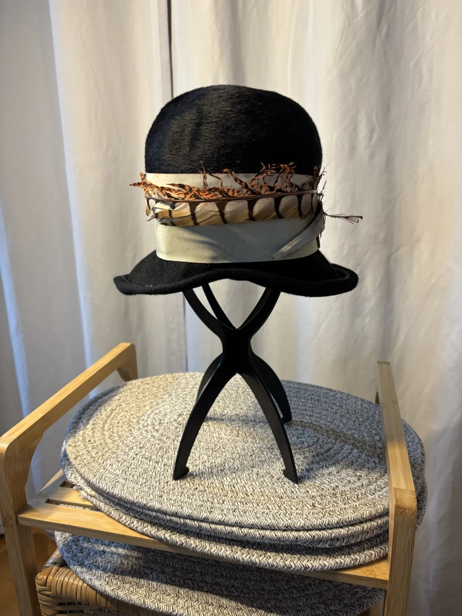 Image for Chapeau Cloche Vintage Années 60 - "Creation by André" - Feutre de Luxe "Soleil" Tchécoslovaque - Taille 21"