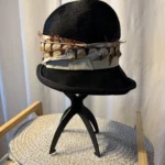 Thumbnail for Chapeau Cloche Vintage Années 60 - "Creation by André" - Feutre de Luxe "Soleil" Tchécoslovaque - Taille 21"