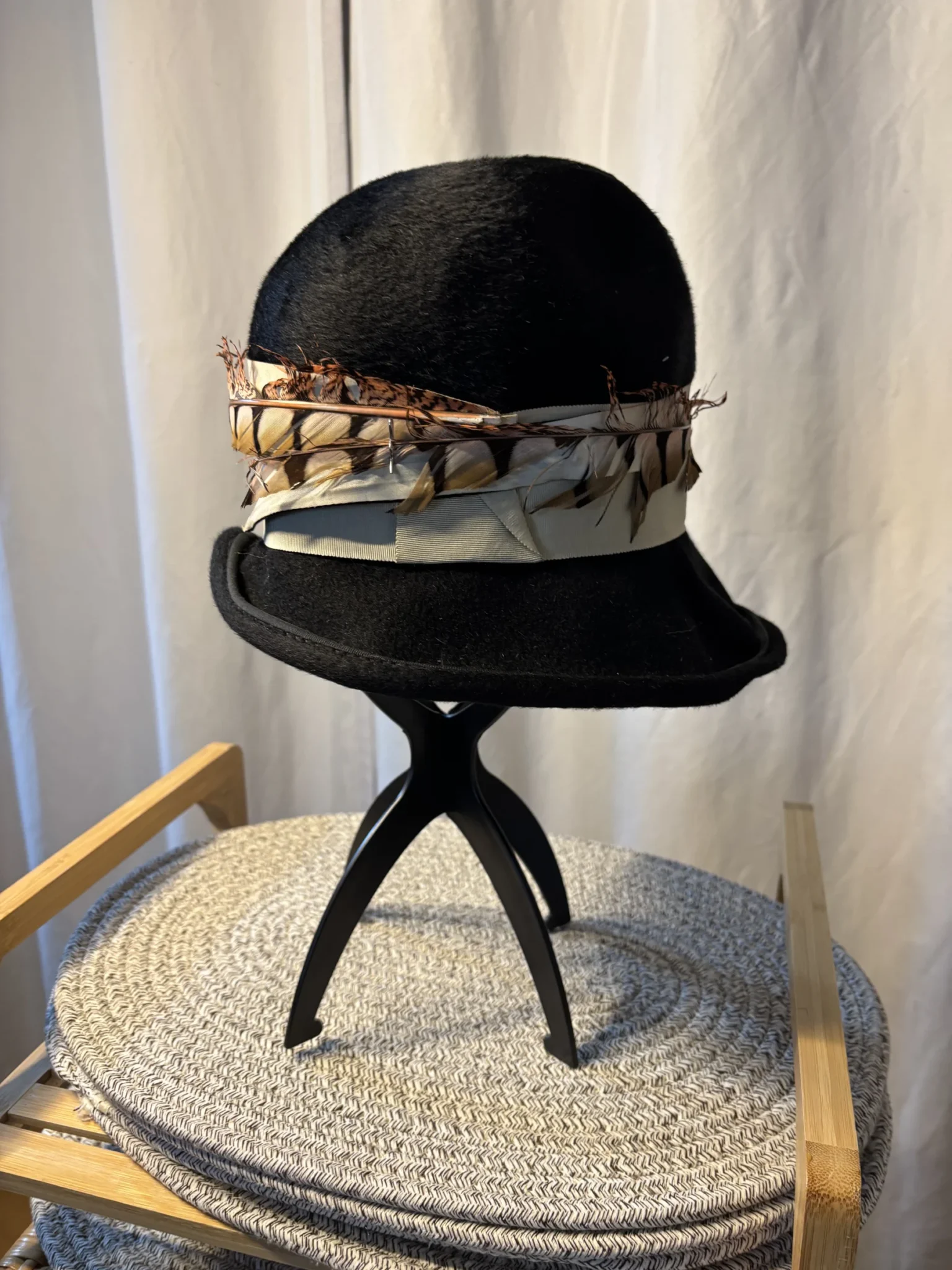 Image for Chapeau Cloche Vintage Années 60 - "Creation by André" - Feutre de Luxe "Soleil" Tchécoslovaque - Taille 21"