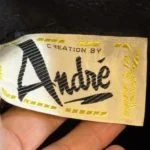 Thumbnail for Chapeau Cloche Vintage Années 60 - "Creation by André" - Feutre de Luxe "Soleil" Tchécoslovaque - Taille 21"