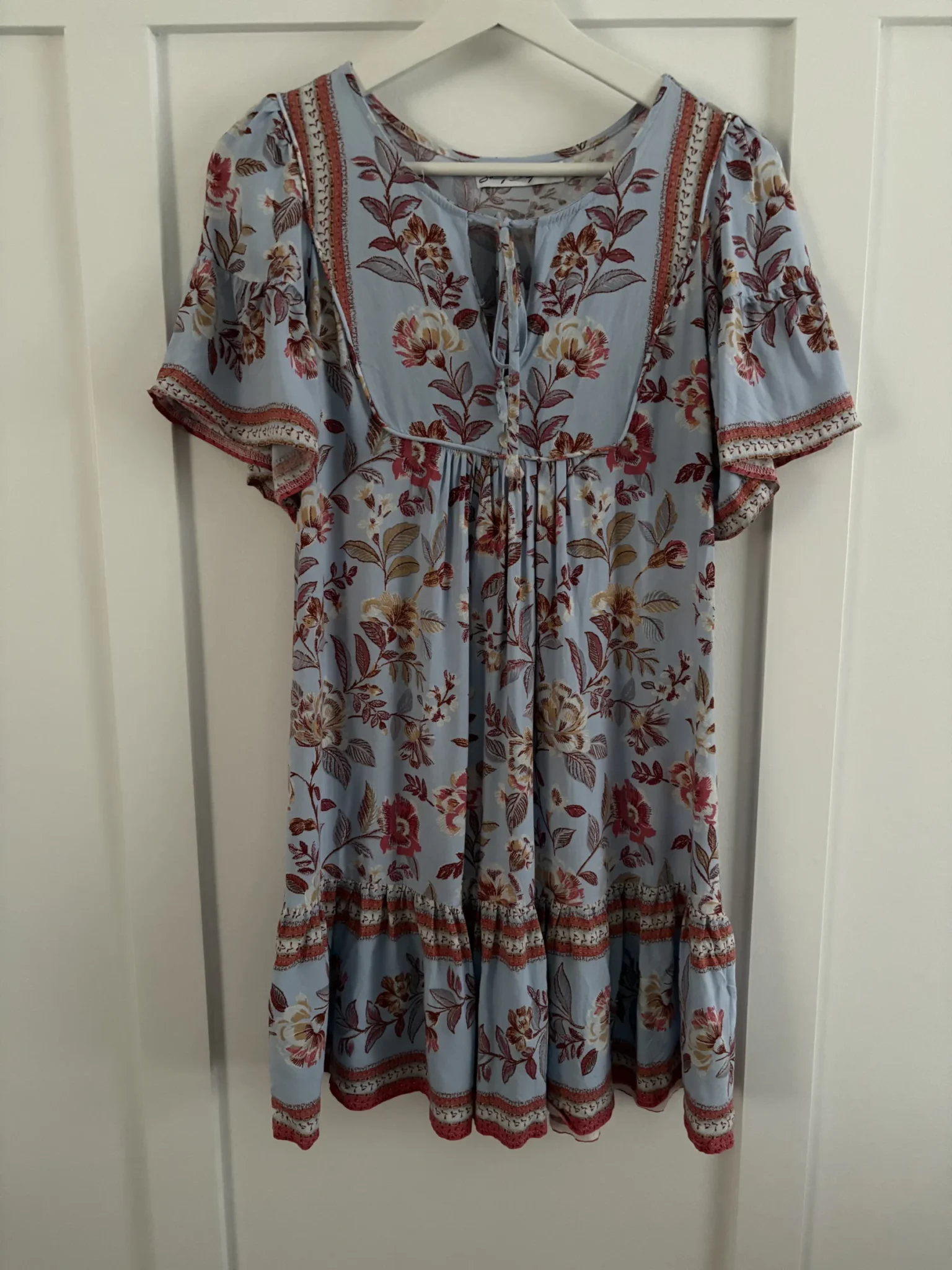 Featured image for Robe courte à motifs floraux