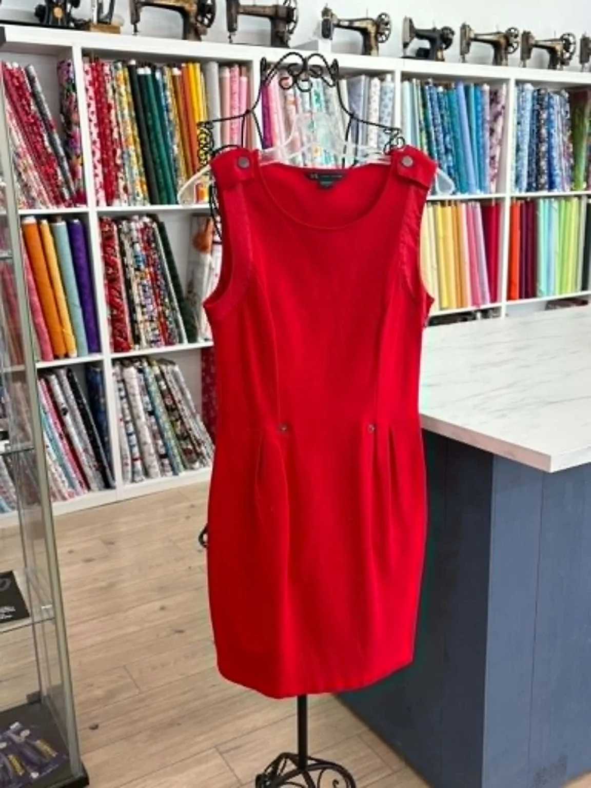Featured image for Robe rouge vif sans manches de Armani/Exchange