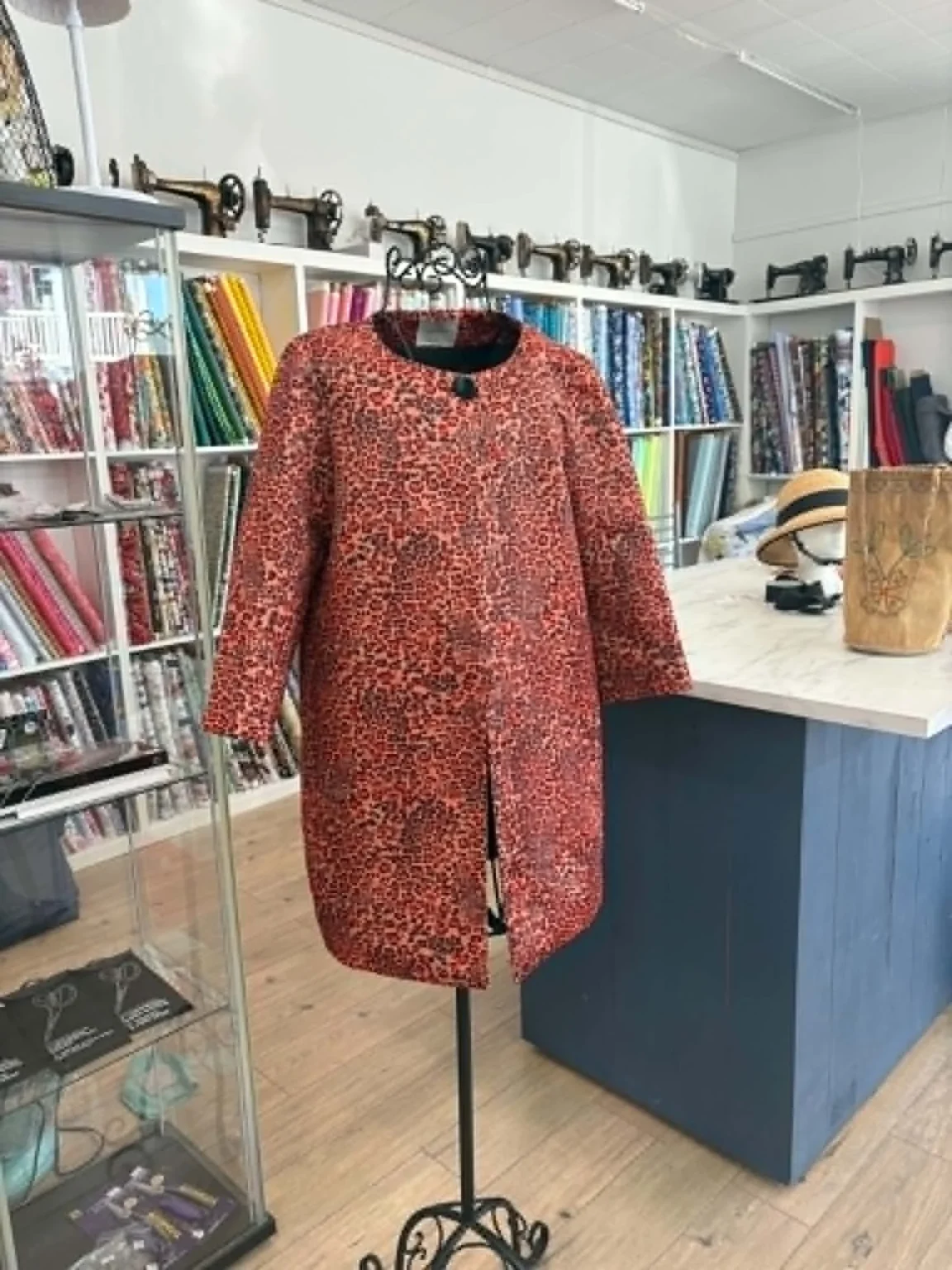 Featured image for Manteau Rinascimento manche 3/4 avec fermeture à gros bouton.