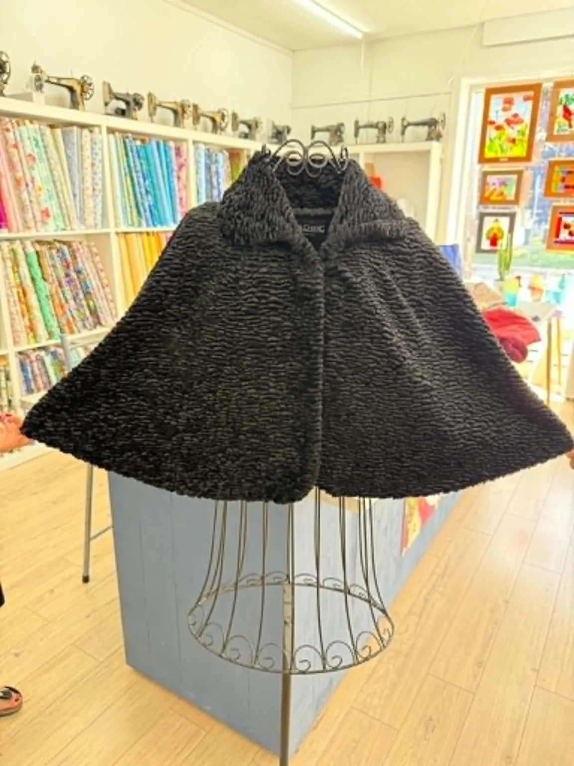 Featured image for Cape Simon Chang noire, imitation astrakan.