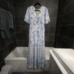 Featured thumbnail for Robe maxi romantique blanches aux fleurs bleues