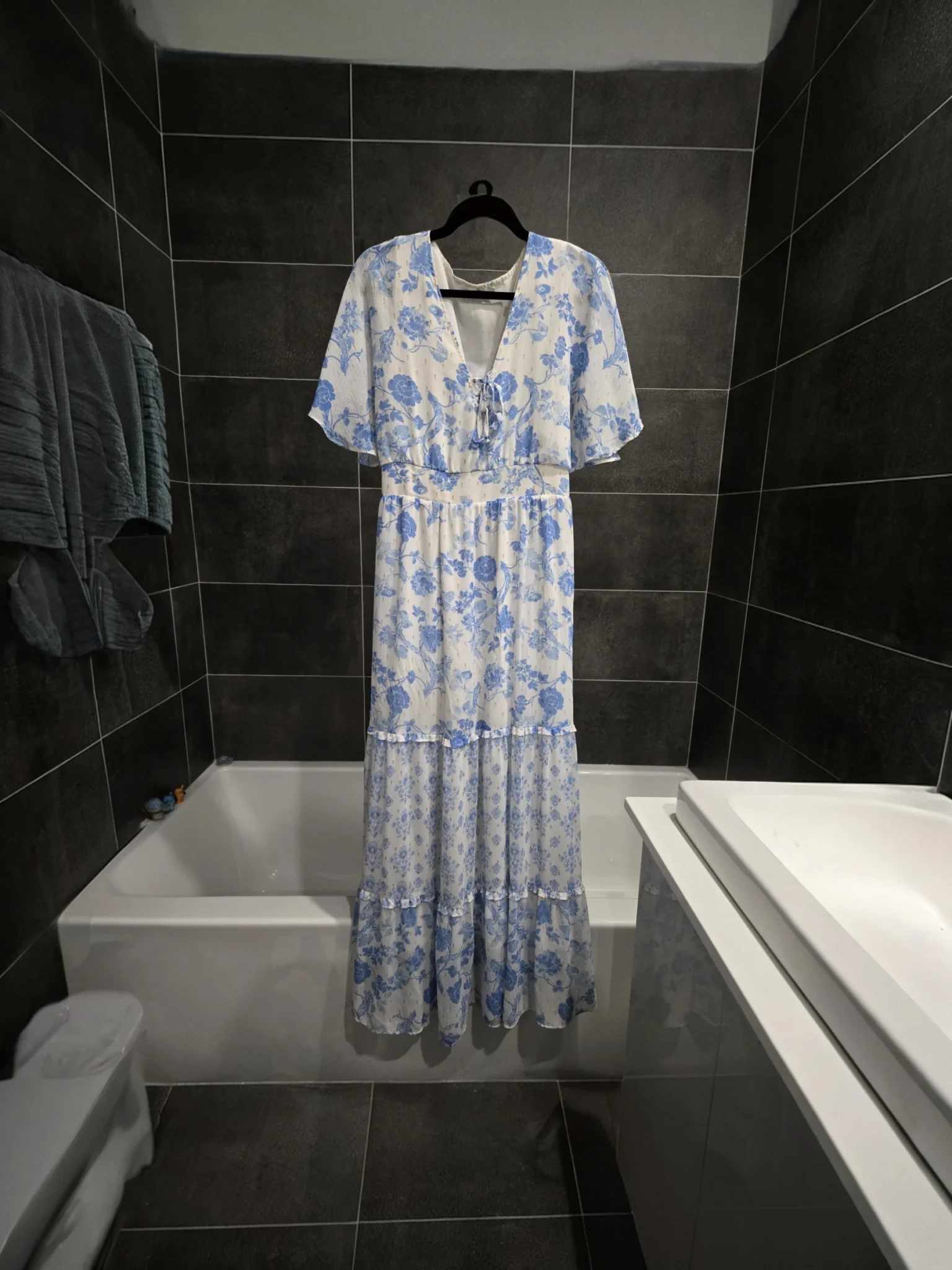 Featured image for Robe maxi romantique blanches aux fleurs bleues