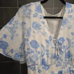 Thumbnail for Robe maxi romantique blanches aux fleurs bleues