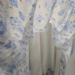 Thumbnail for Robe maxi romantique blanches aux fleurs bleues