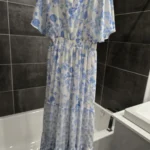 Thumbnail for Robe maxi romantique blanches aux fleurs bleues