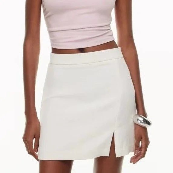 Featured image for Jupe Courte Blanche en Lin avec Fente Aritzia Wilfred Patio Linen White Mini Skirt with Slit