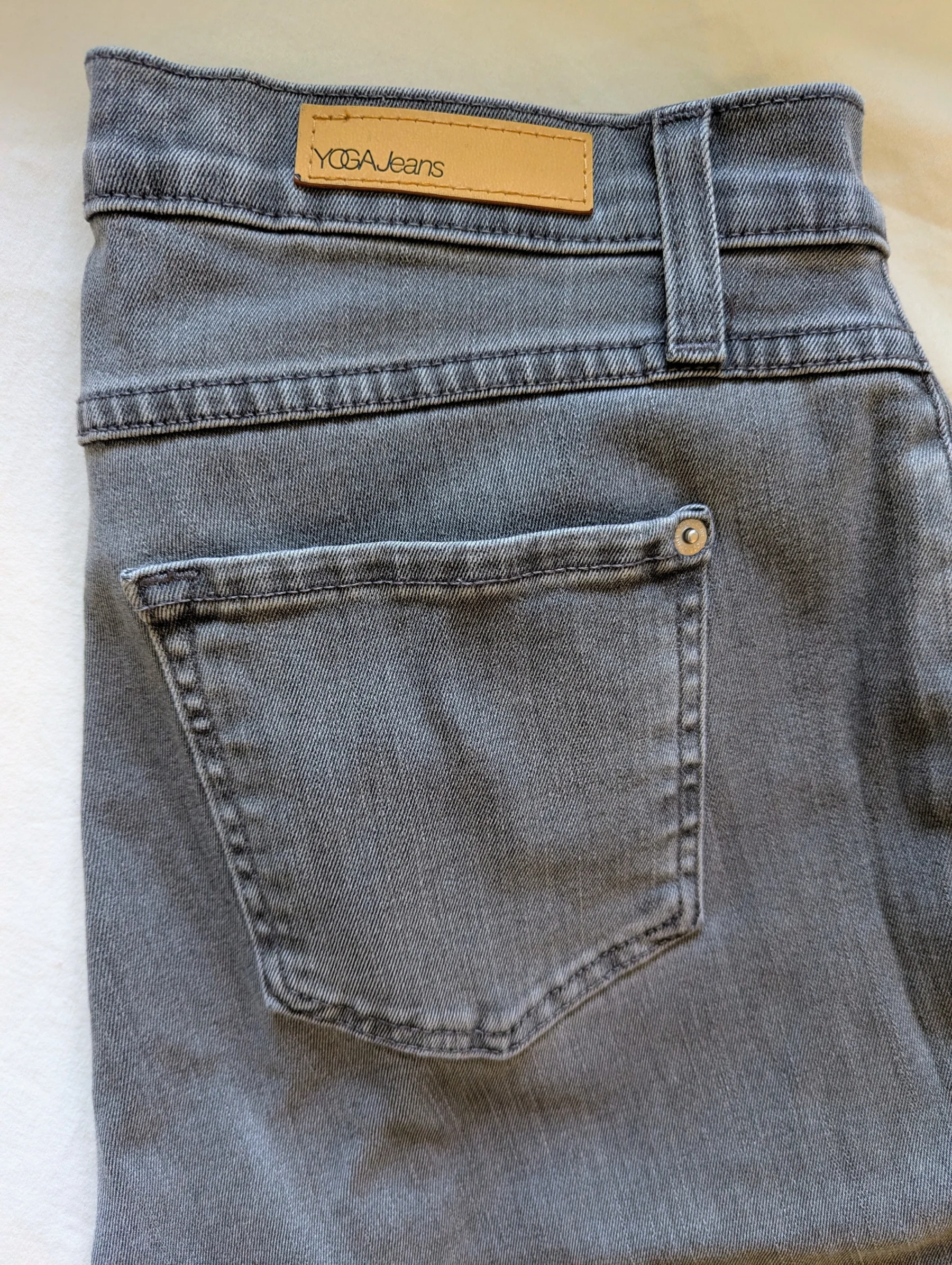 Jeans gris • Coupe Rachel Skinny Classic Rise Yoga Jeans seconde main
