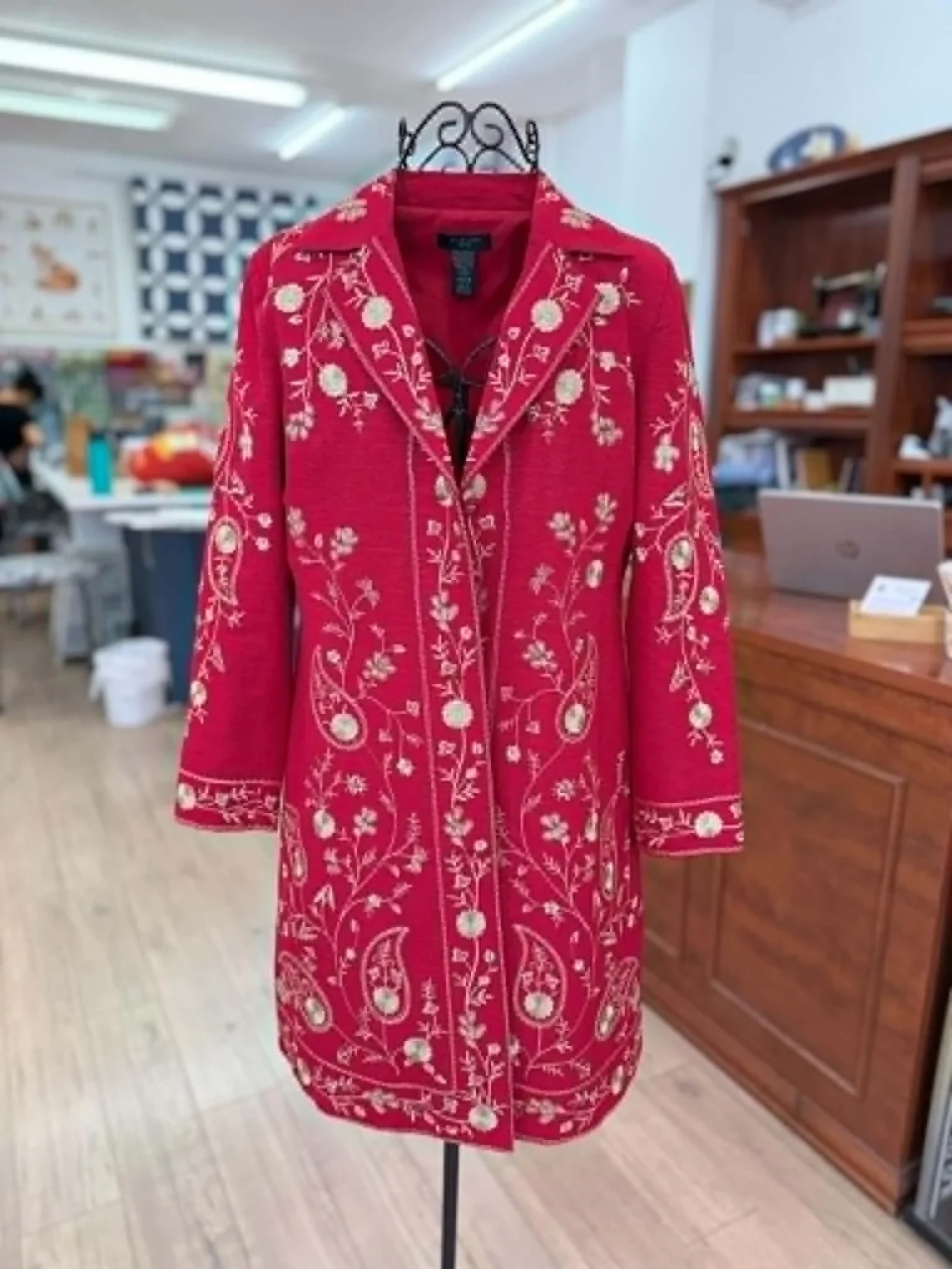 Image for Veste en soie rouge brodée de Silkland Petite
