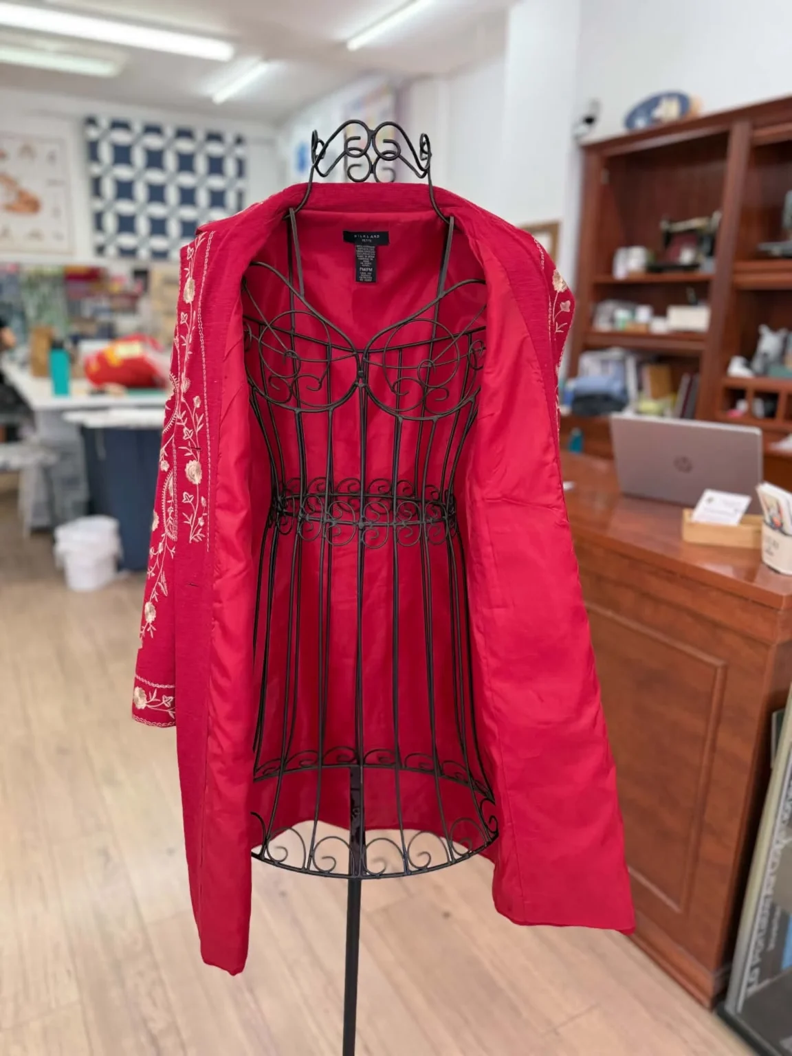 Image for Veste en soie rouge brodée de Silkland Petite