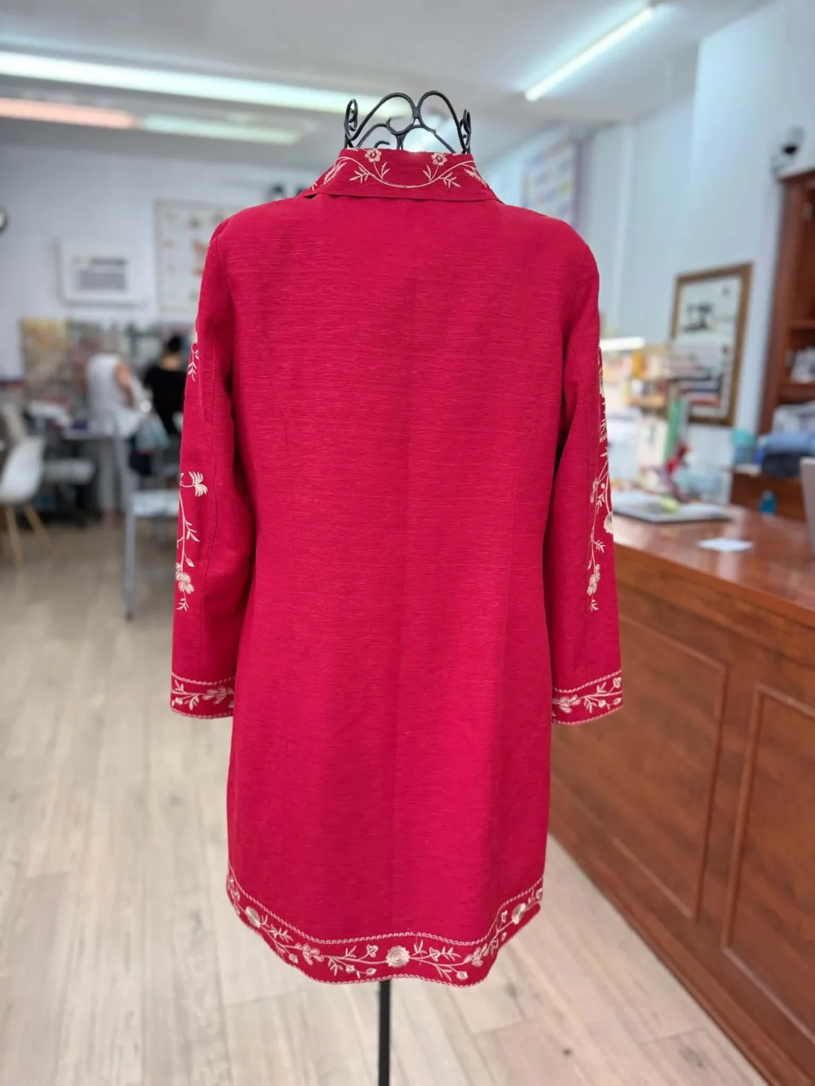 Image for Veste en soie rouge brodée de Silkland Petite