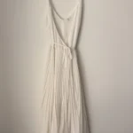 Featured thumbnail for Magnifique robe Aritzia neuve ajustable