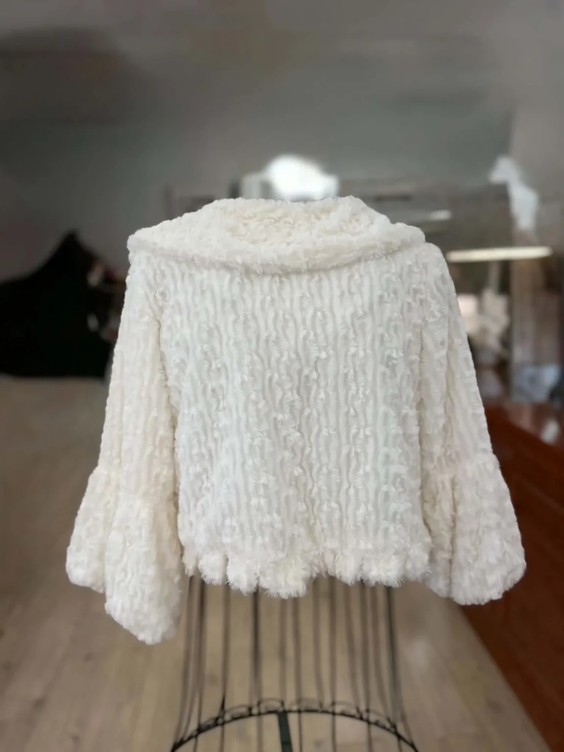 Image for Veste courte, manches 3/4 bouffantes. De marque Mizumi
