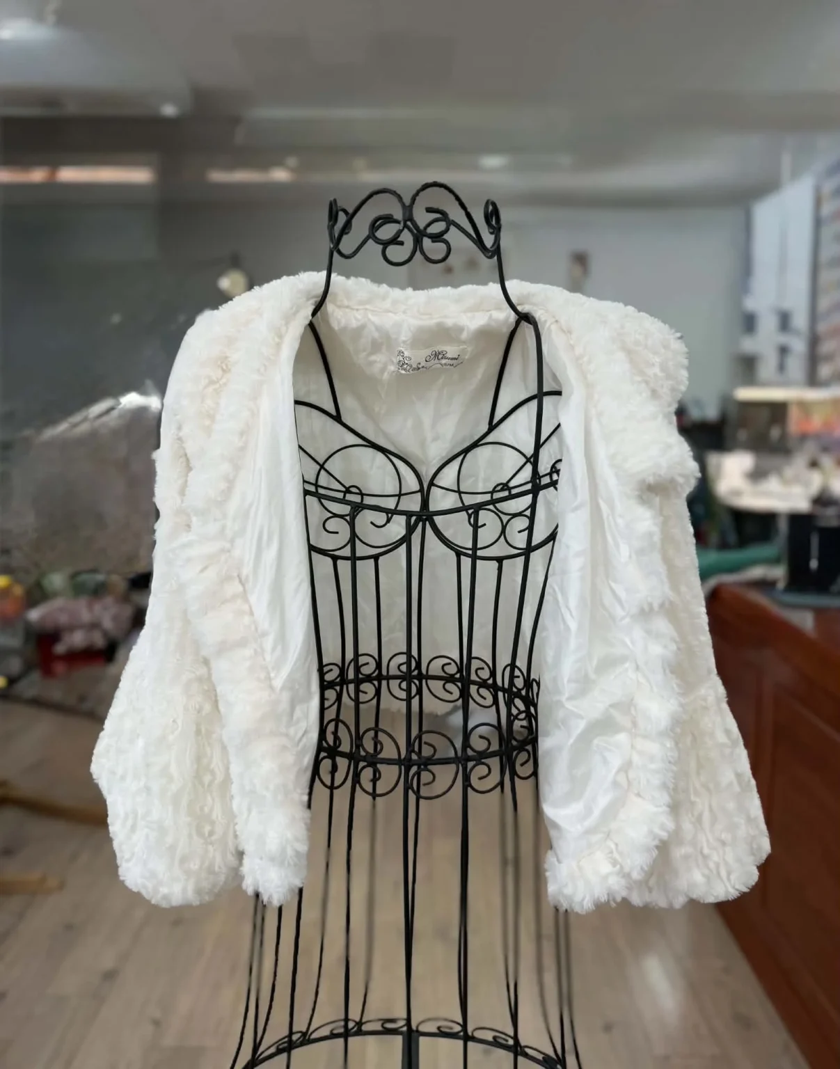 Image for Veste courte, manches 3/4 bouffantes. De marque Mizumi