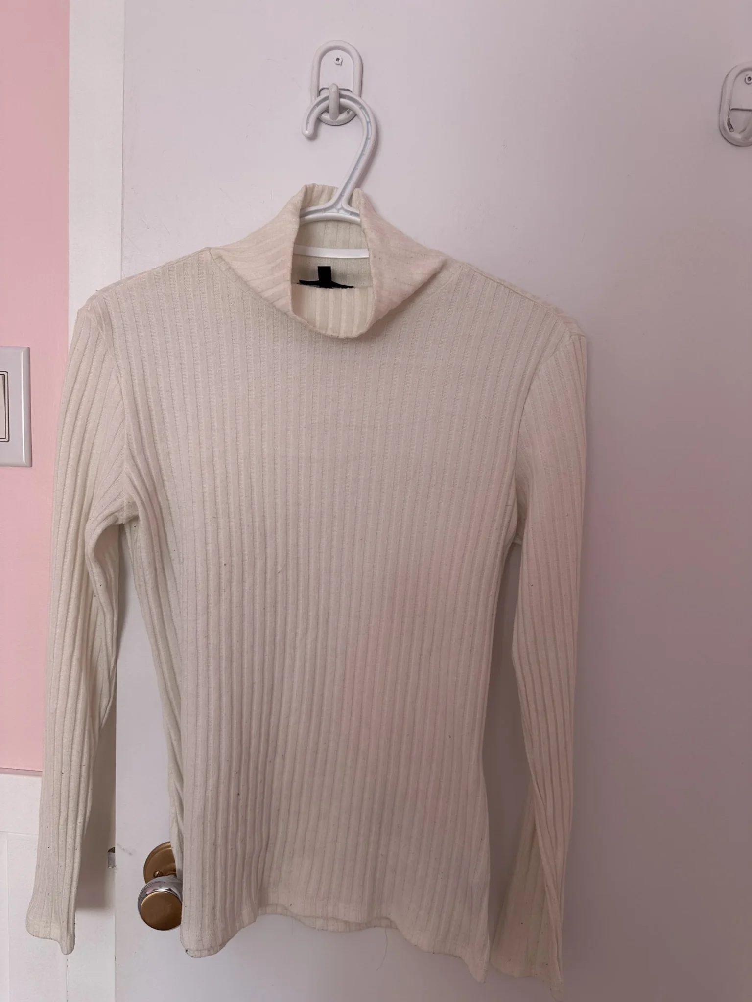 Featured image for Chandail col roulé blanc Dynamite