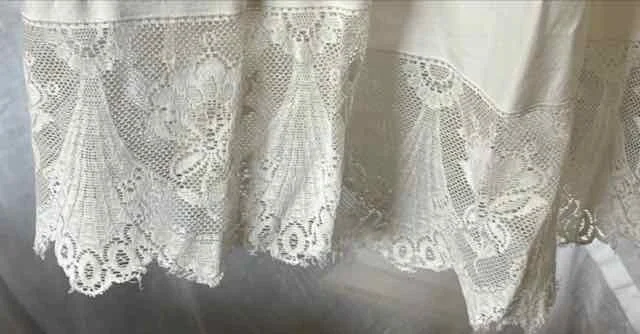 Image for Jupe longue et large, blanche, volant à dentelle - VINTAGE