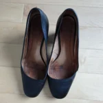 Thumbnail for Souliers L'Intervalle en cuir noir à talon haut et bout rond