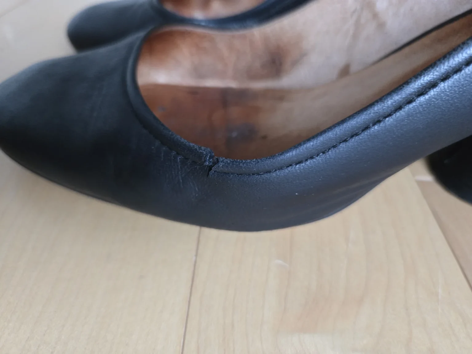 Image for Souliers L'Intervalle en cuir noir à talon haut et bout rond