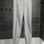 Featured thumbnail for Pantalon ajusté 7/8 carroté gris pâle Uniqlo