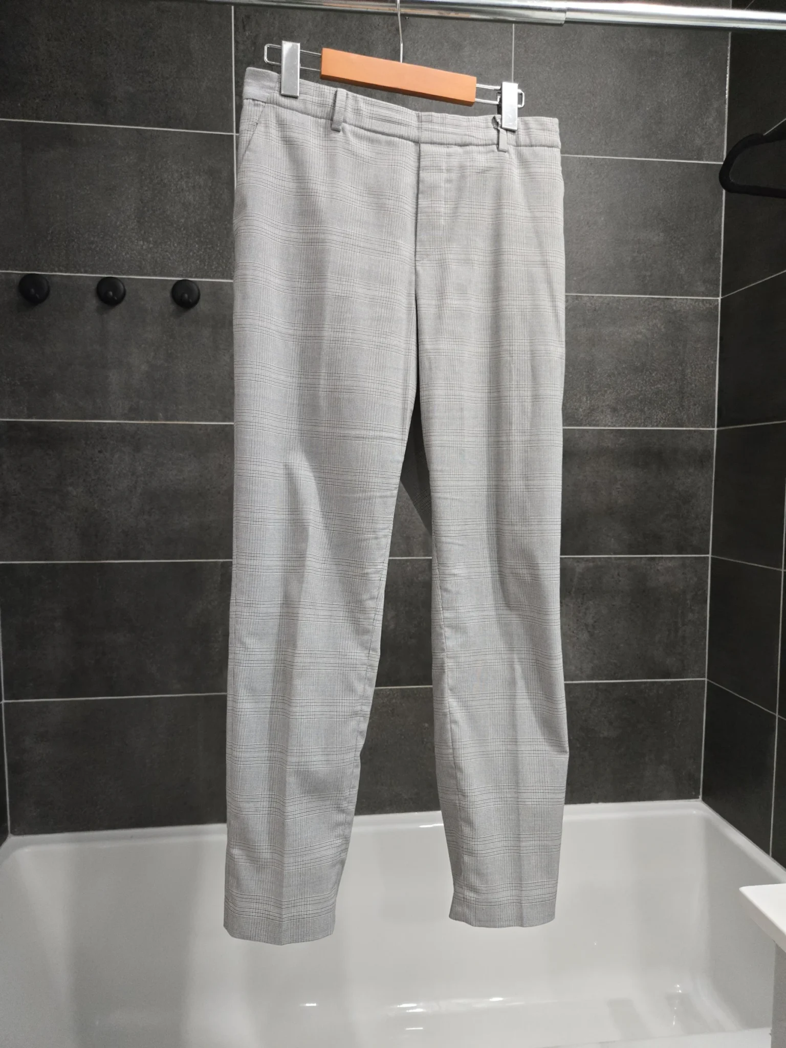 Featured image for Pantalon ajusté 7/8 carroté gris pâle Uniqlo