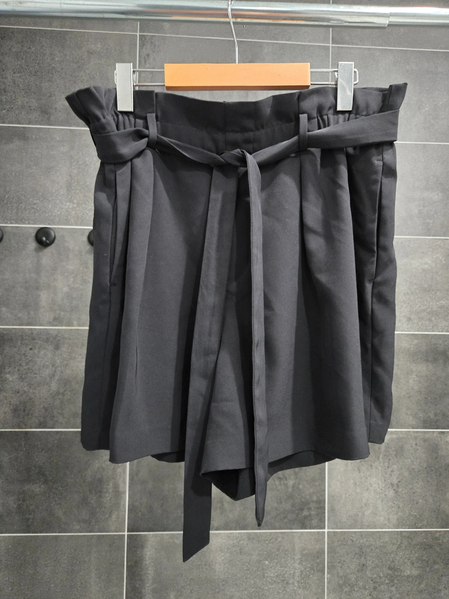 Shorts à taille haute de type "paperbag" avec ceinture Uniqlo seconde main