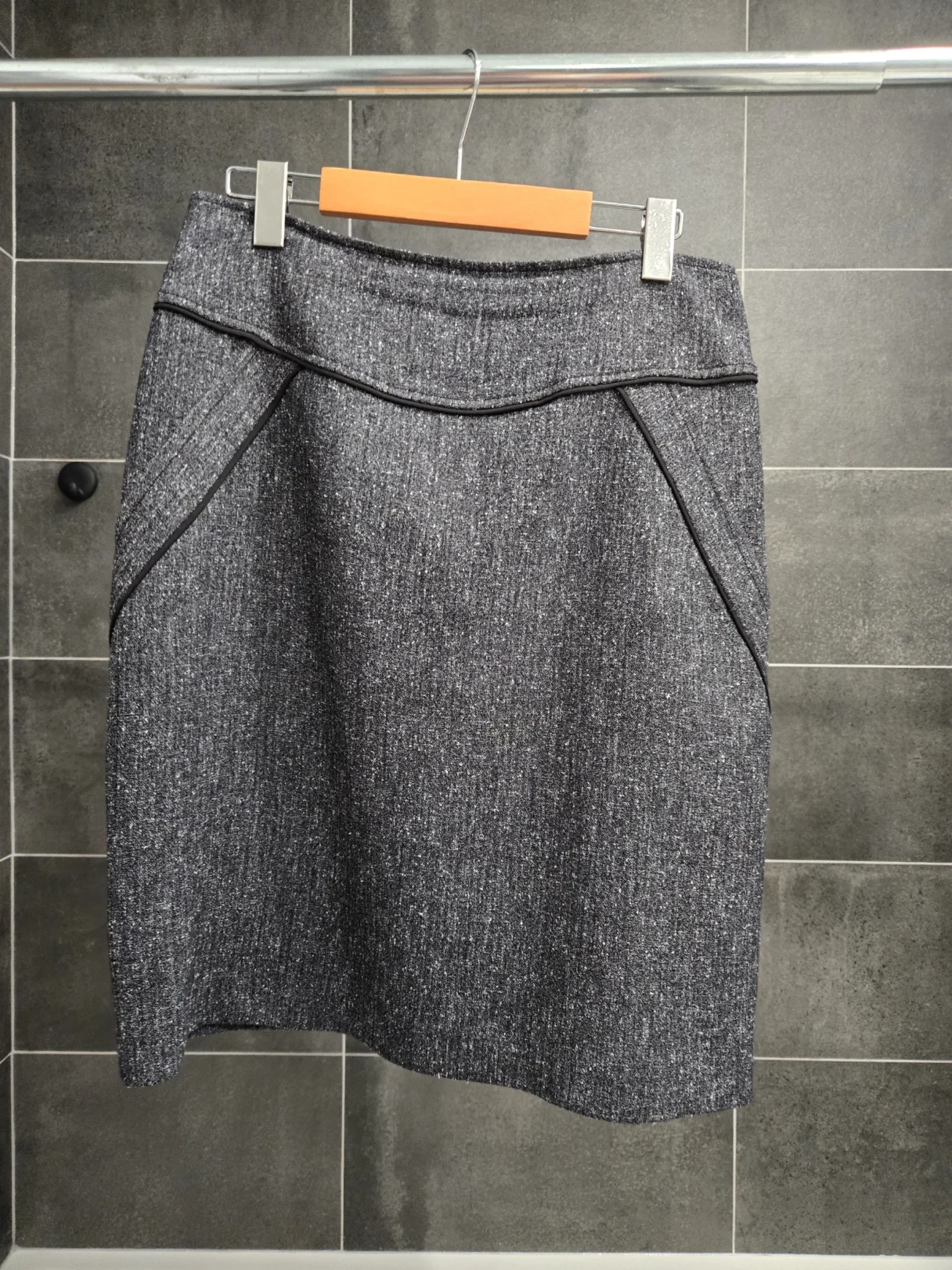 Featured image for Jupe crayon en Tweed avec poches de marque Tahari