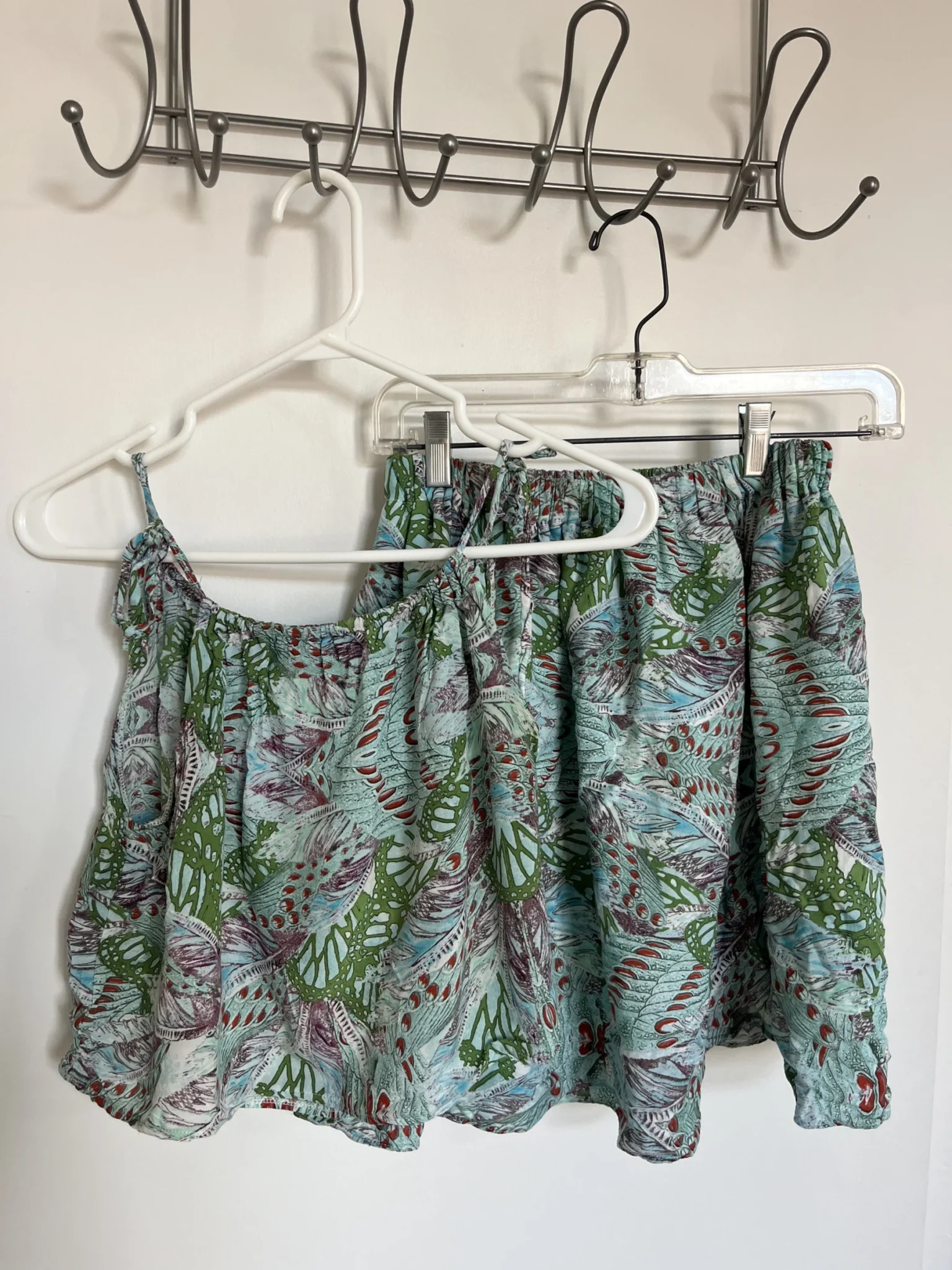 Featured image for Ensemble camisole/ jupe fabriqué à partir de tissus recyclés