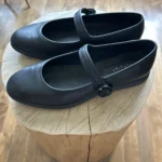 Featured thumbnail for Ballerines  Maguire en cuir. Achetées l’an passé et portées environ 5 fois car un peu trop petites pour moi. Habituellement, je porte la grandeur 10.