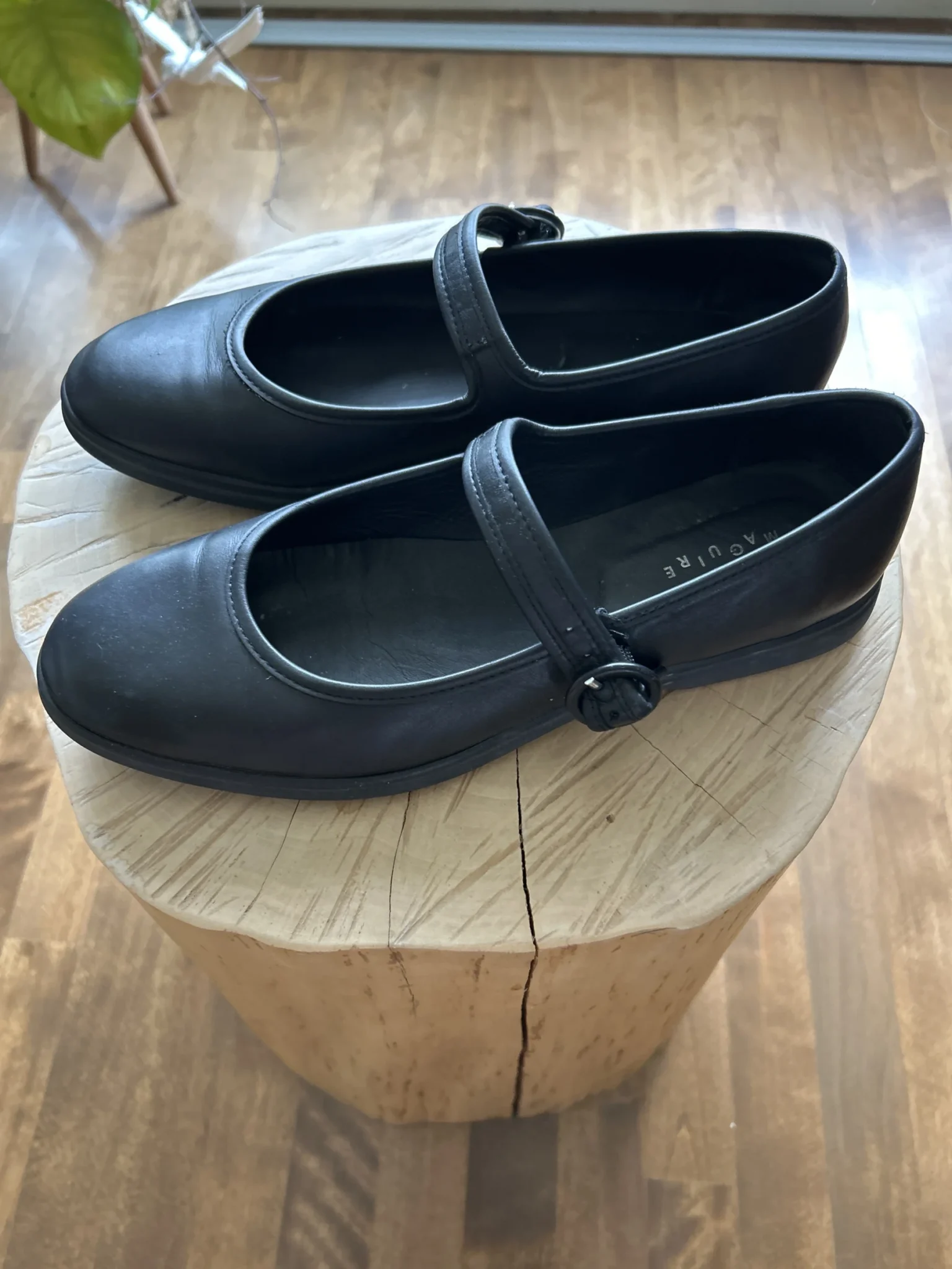 Featured image for Ballerines  Maguire en cuir. Achetées l’an passé et portées environ 5 fois car un peu trop petites pour moi. Habituellement, je porte la grandeur 10.
