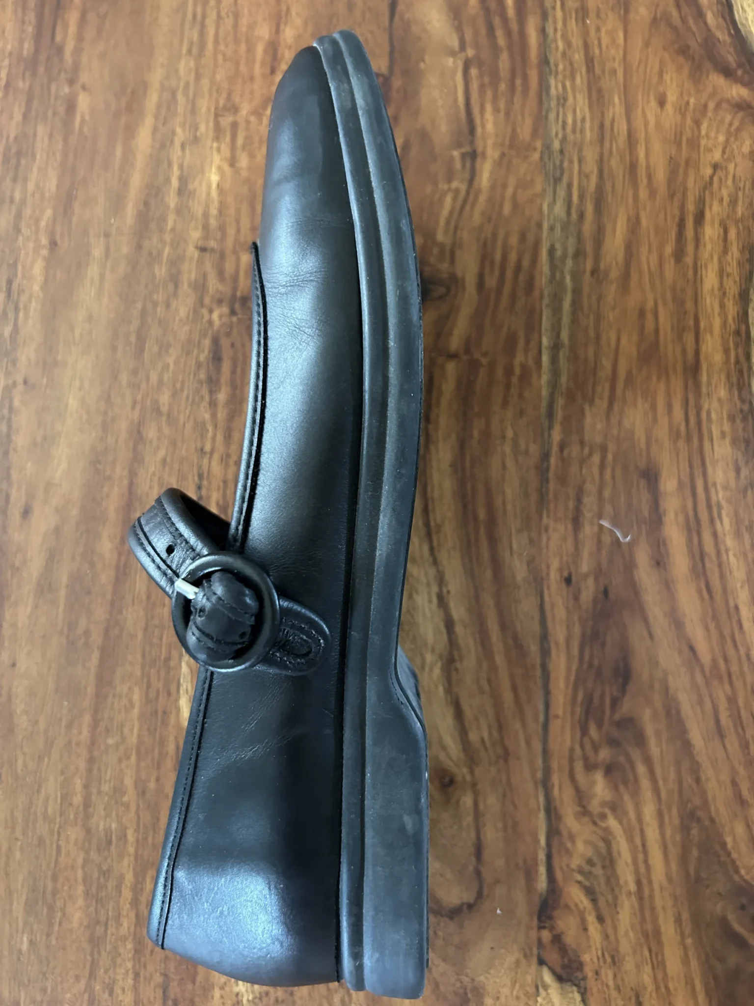Image for Ballerines  Maguire en cuir. Achetées l’an passé et portées environ 5 fois car un peu trop petites pour moi. Habituellement, je porte la grandeur 10.