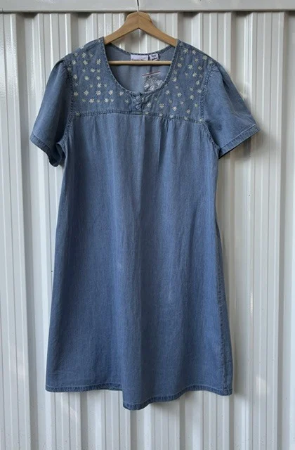 Featured image for Robe en denim L brodée neuve
