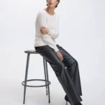 Thumbnail for Pantalon en faux cuir à taille haute et jambe droite doublé à l’intérieur size 8 de marque Reitmans