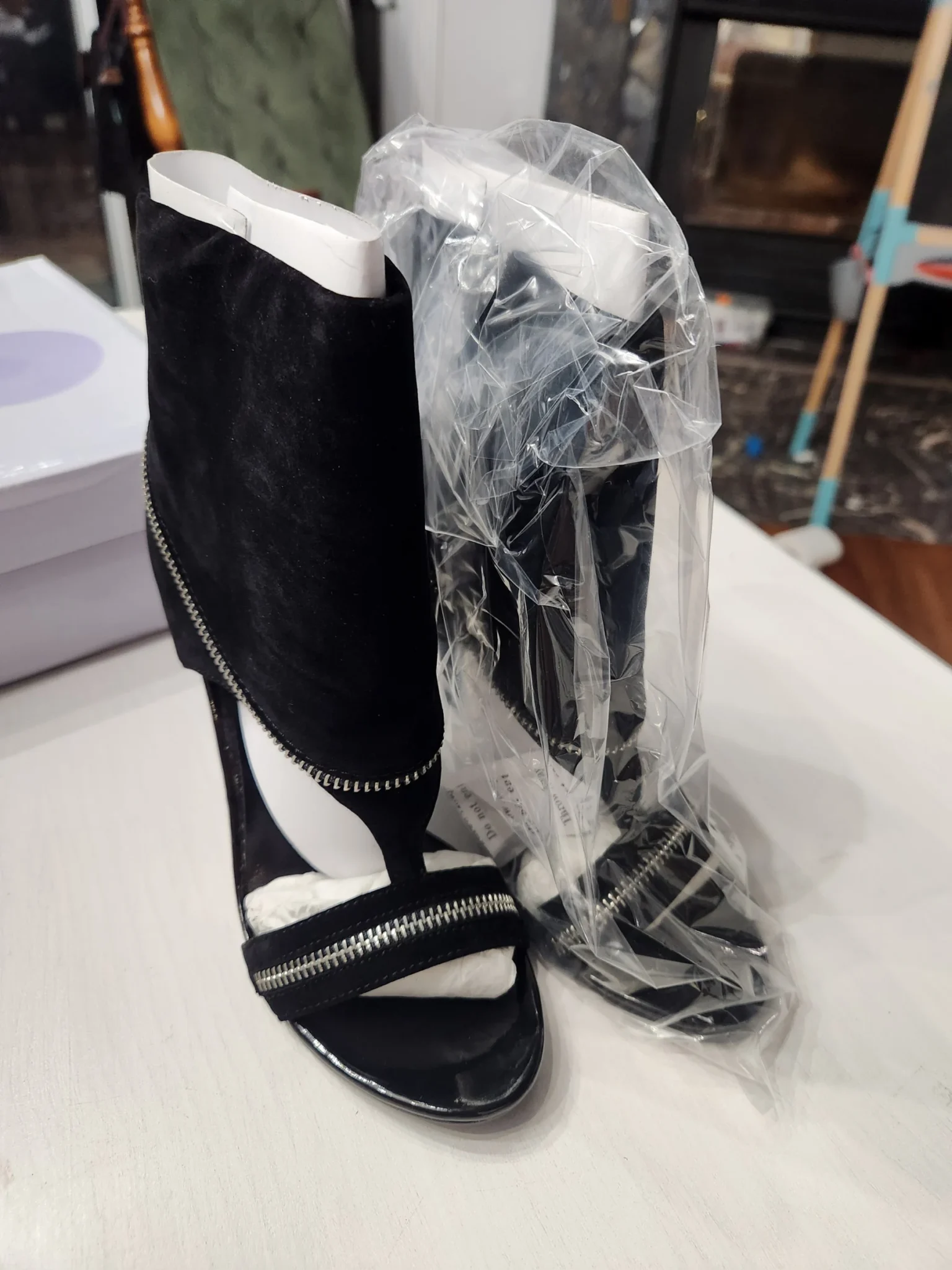 Featured image for Sandales-bottines noires en suédine Glaze – Neuves dans leur boîte – Pointure 6.5 (37)