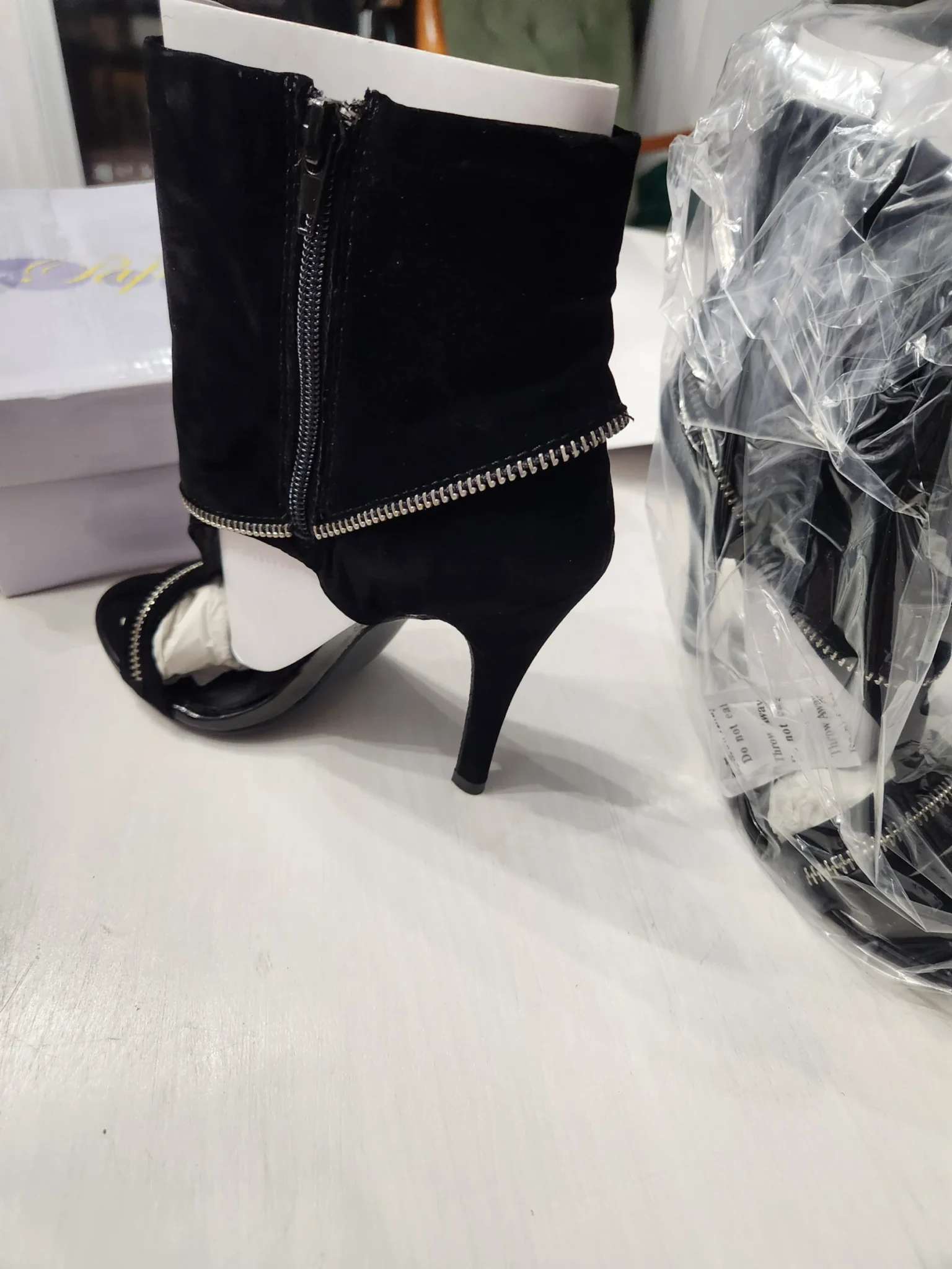 Image for Sandales-bottines noires en suédine Glaze – Neuves dans leur boîte – Pointure 6.5 (37)