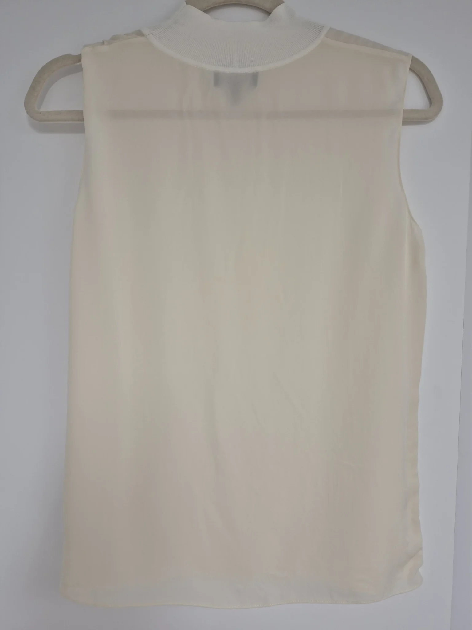 Image for : Top sans manches en soie blanche Theory – Col en maille côtelée –