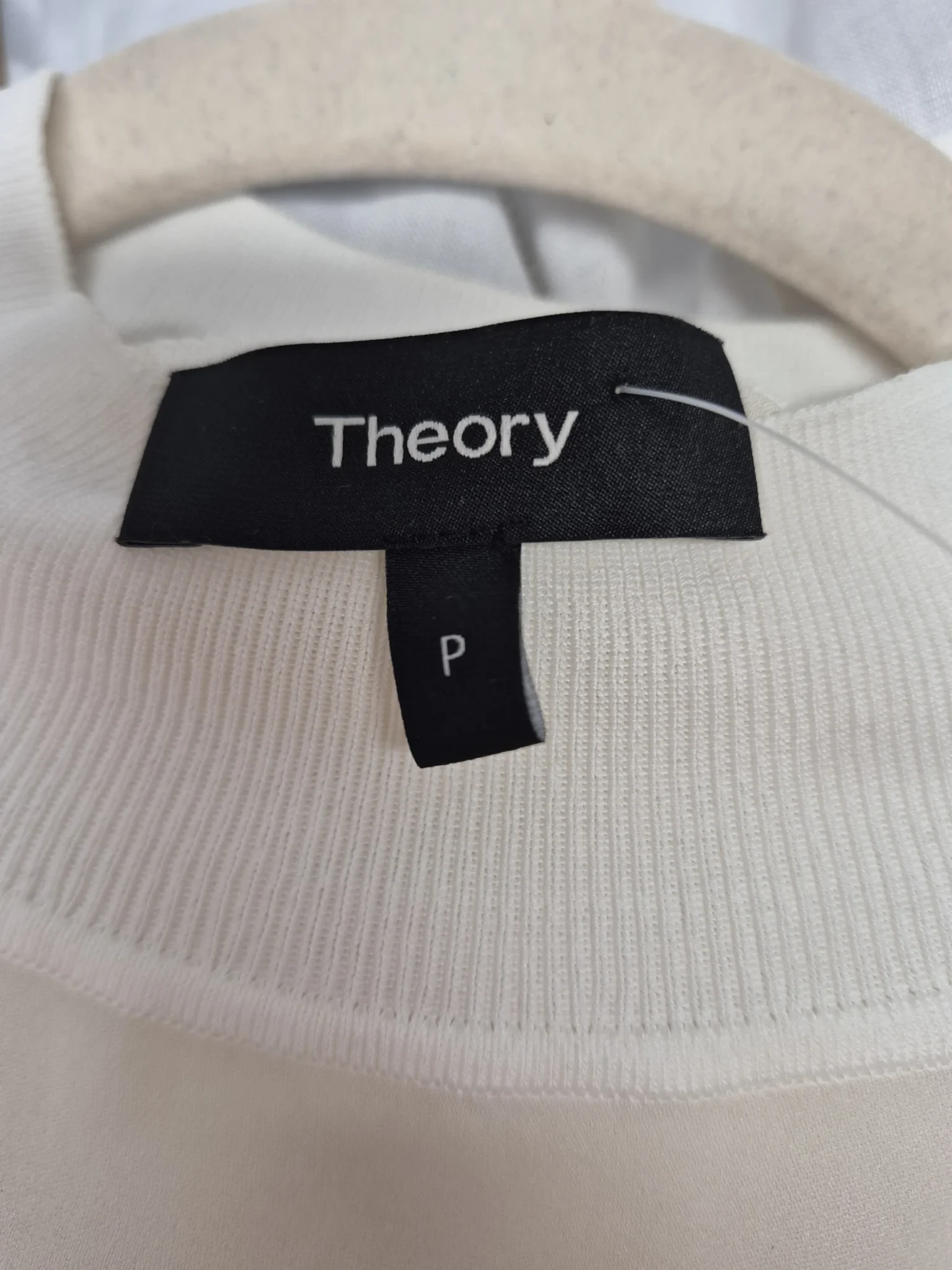 Image for : Top sans manches en soie blanche Theory – Col en maille côtelée –
